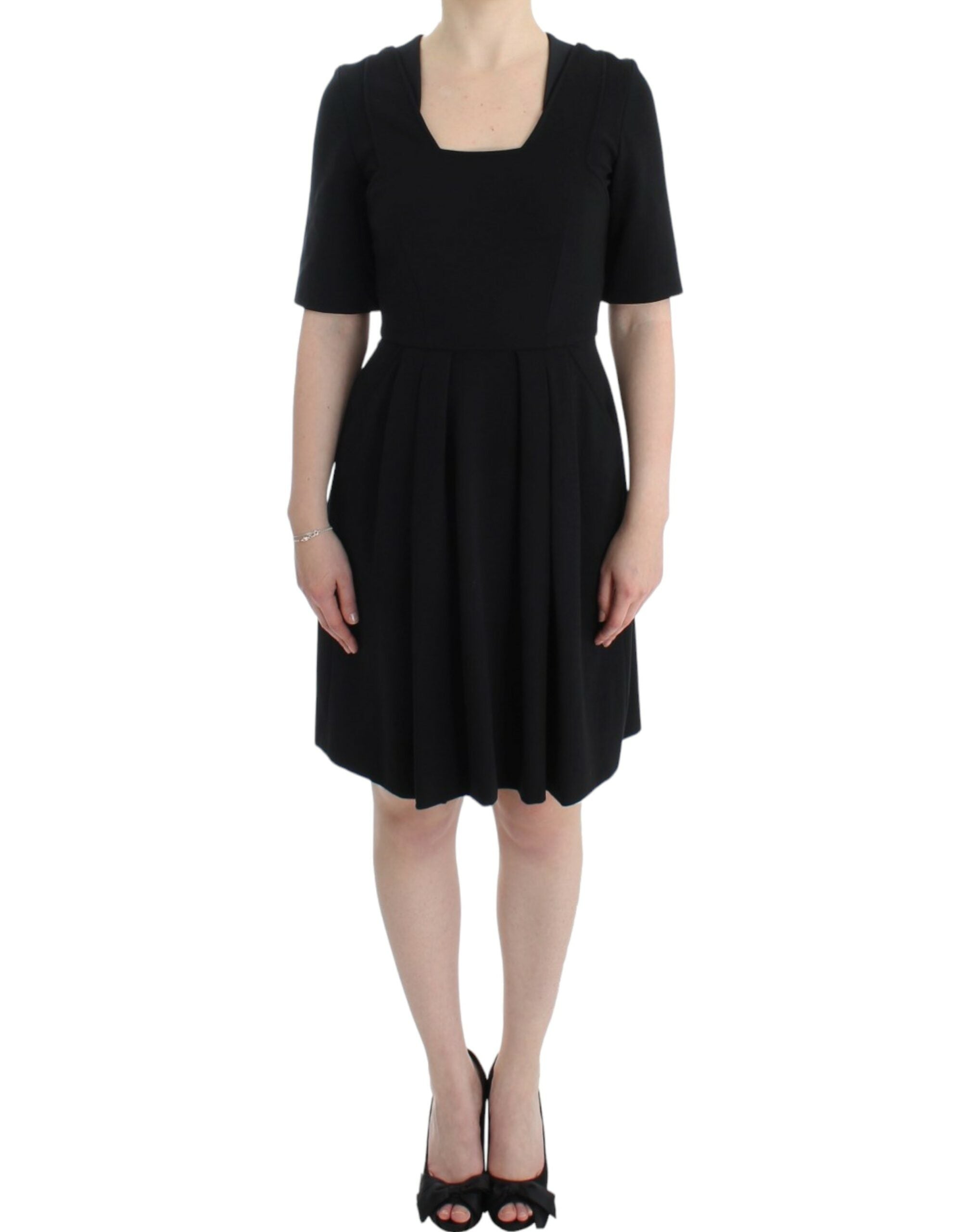 CO|TE Schwarzes kurzärmeliges Venuskleid