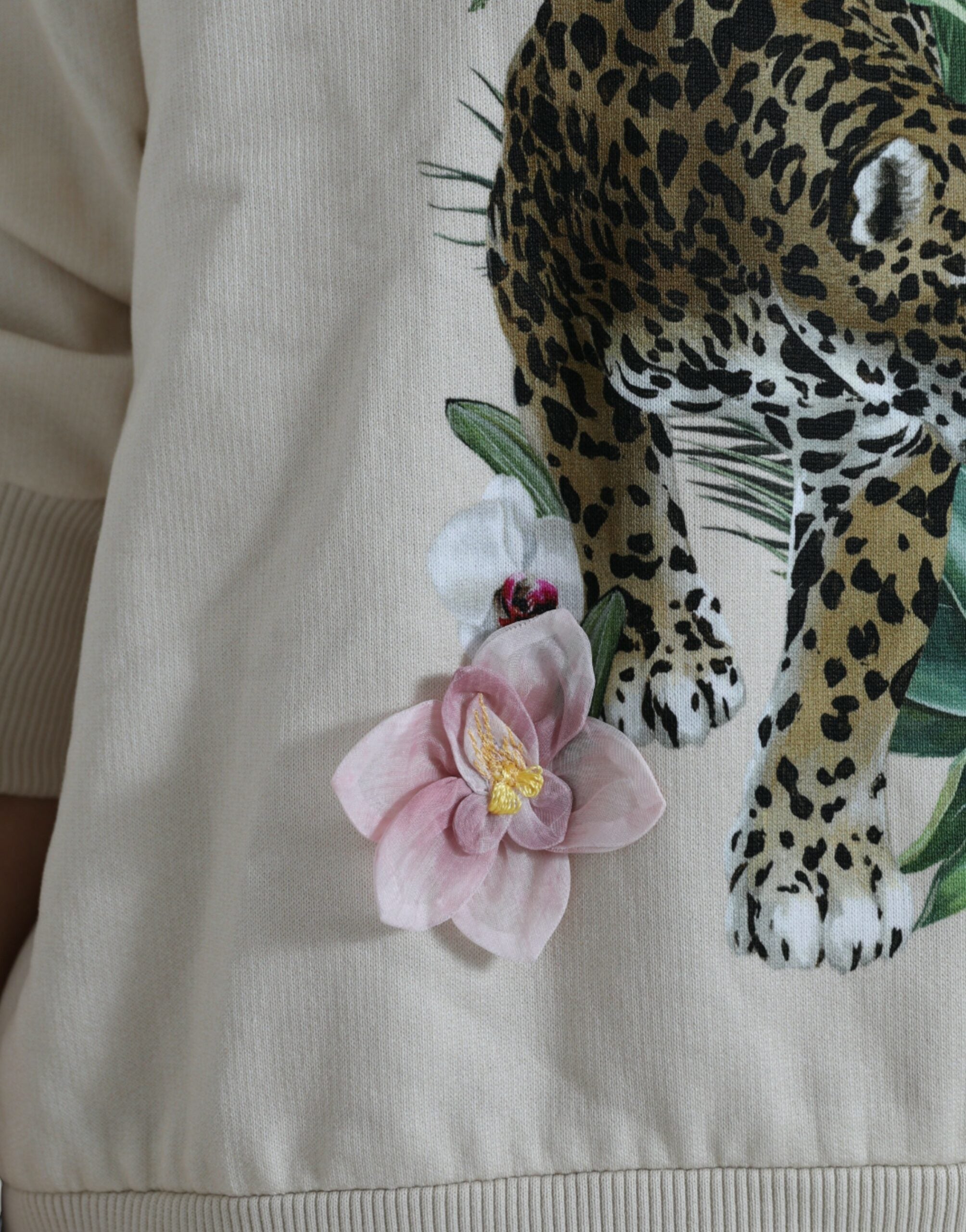 Dolce & Gabbana Beigefarbener Pullover aus bedruckter Baumwolle mit Dschungelmuster