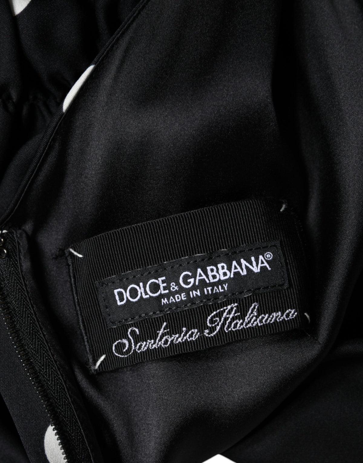 Dolce & Gabbana Schwarzes gepunktetes Midikleid aus Seide mit V-Ausschnitt und Quasten