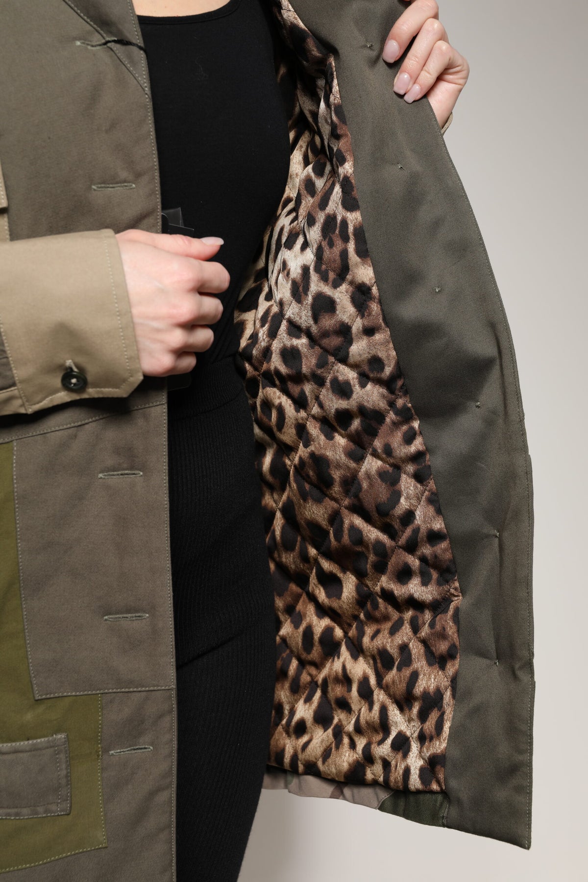 Dolce & Gabbana Militärgrüne Jacke aus Baumwolle mit Knopfleiste