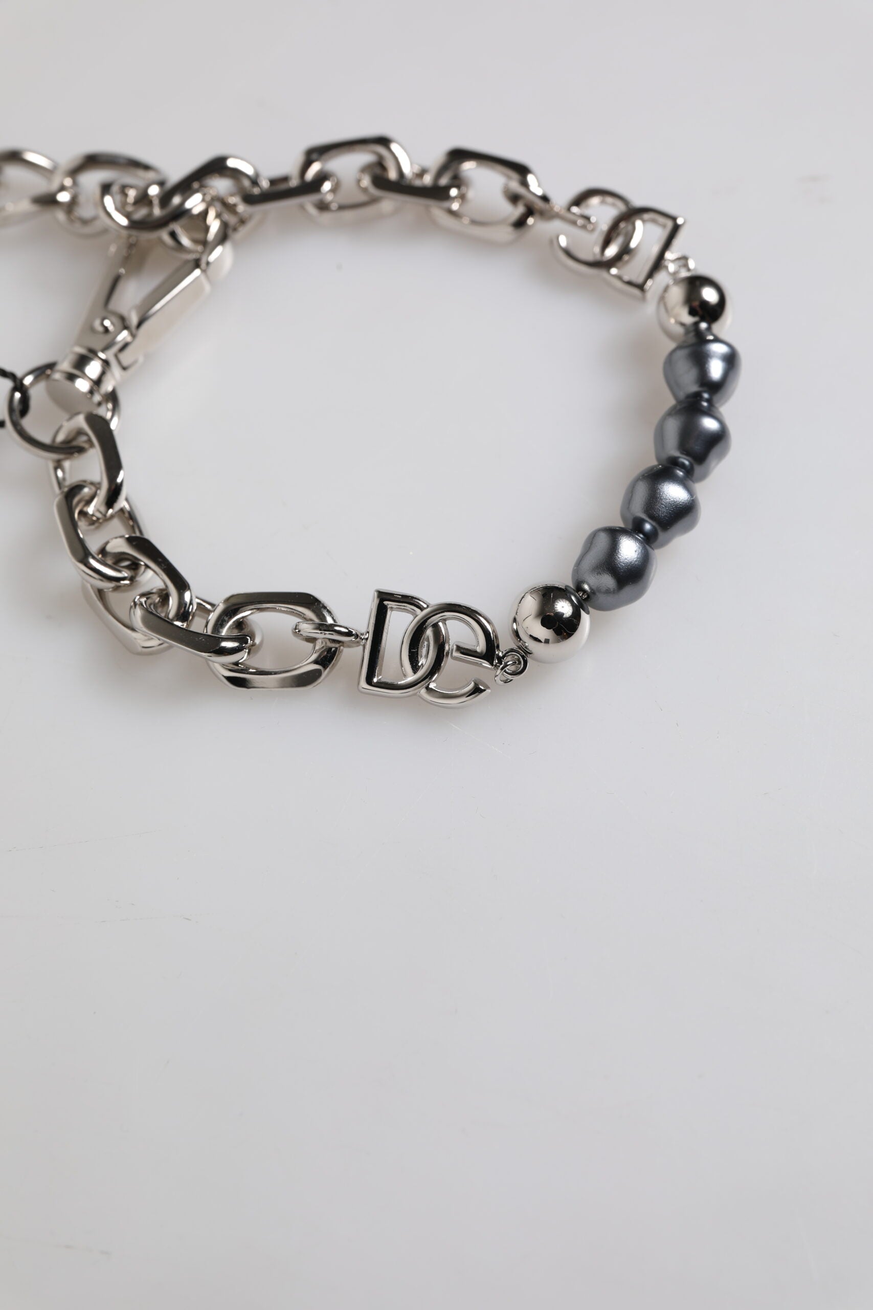 Dolce & Gabbana Armband mit silberfarbener Kette, Karabinerverschluss, Logo und grauen Perlen