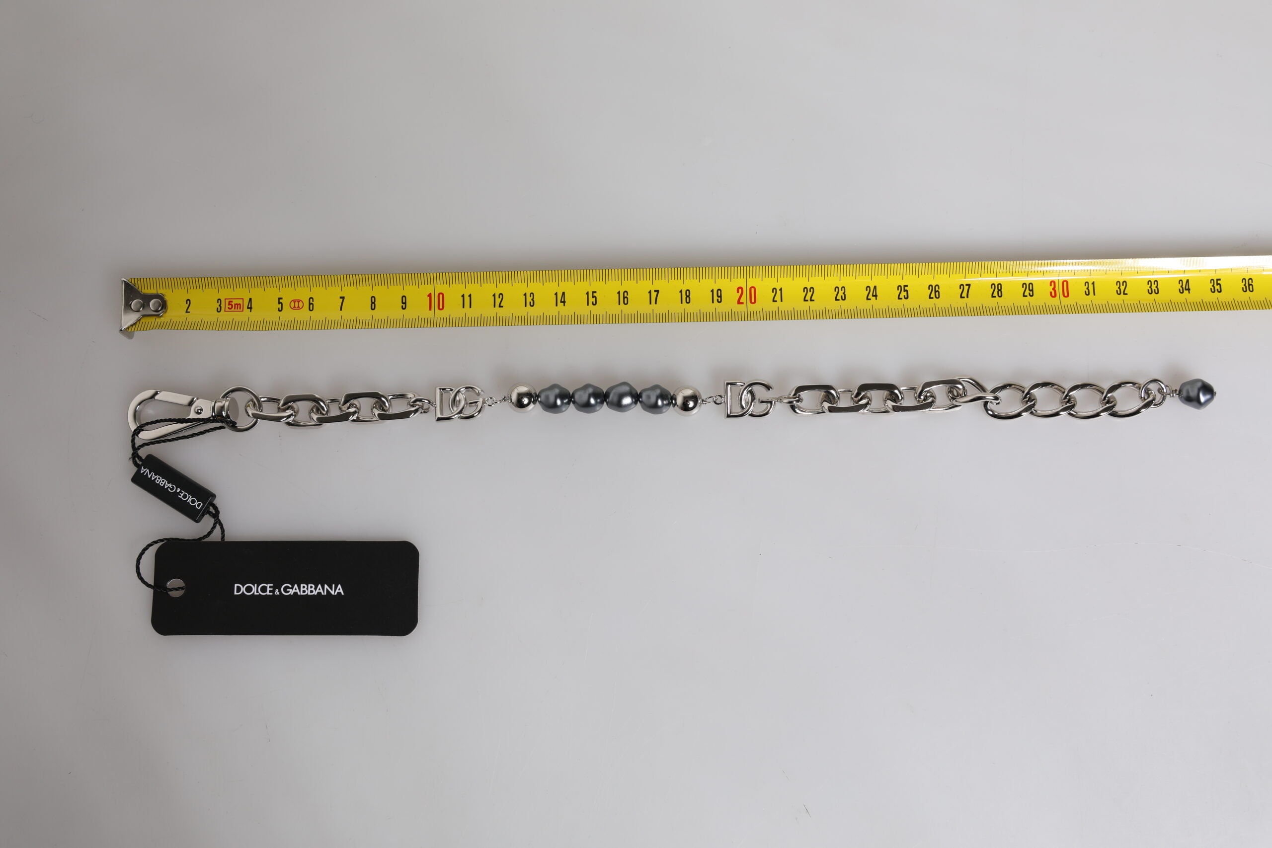 Dolce & Gabbana Armband mit silberfarbener Kette, Karabinerverschluss, Logo und grauen Perlen
