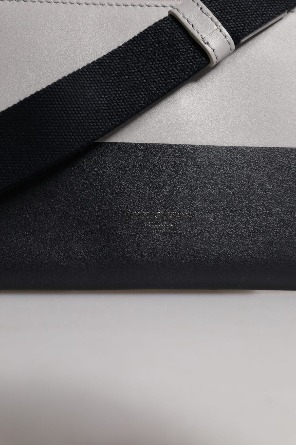 Dolce & Gabbana Schwarz-weißes Leder mit Logo-Prägung Crossbody Bag