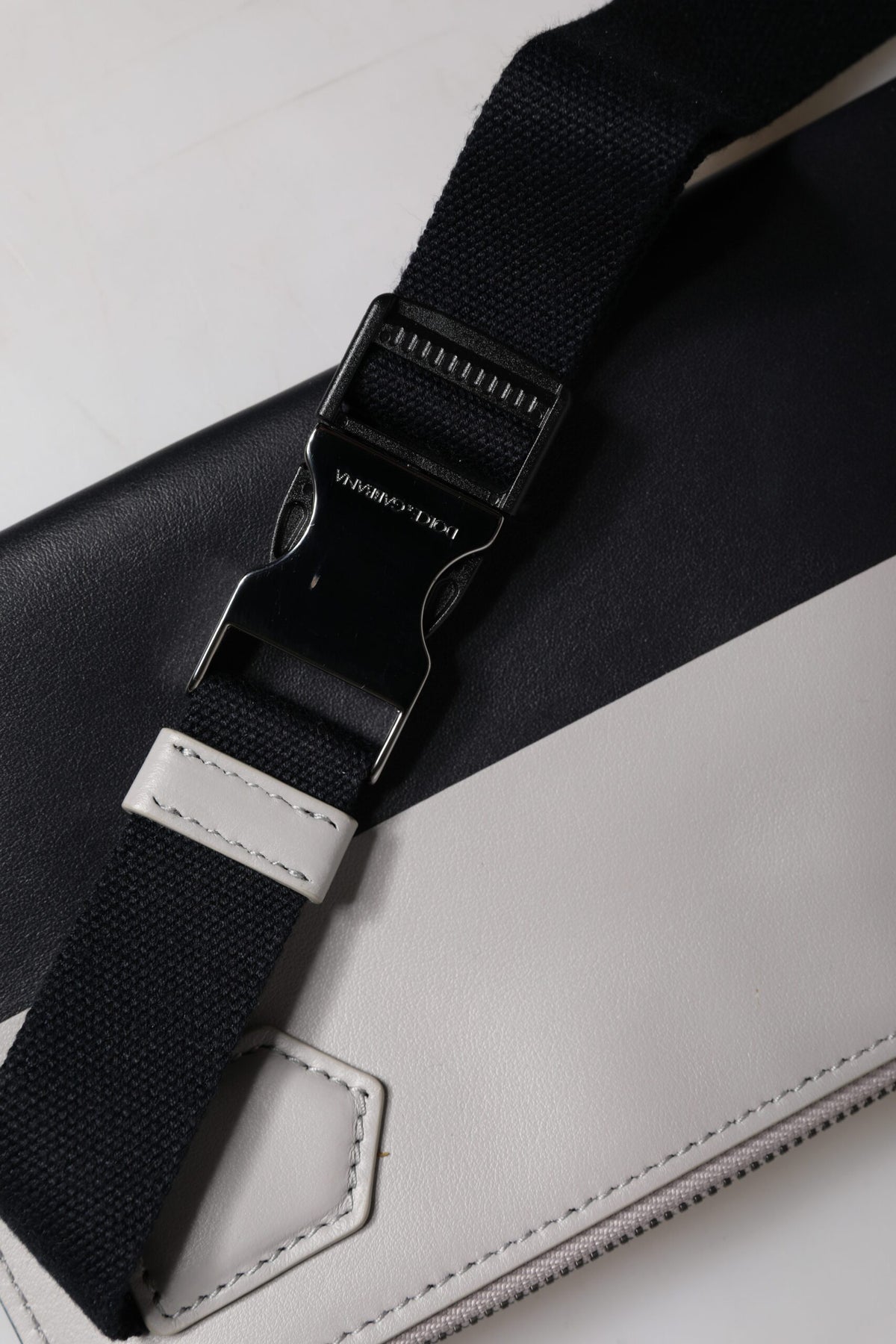 Dolce & Gabbana Schwarz-weißes Leder mit Logo-Prägung Crossbody Bag