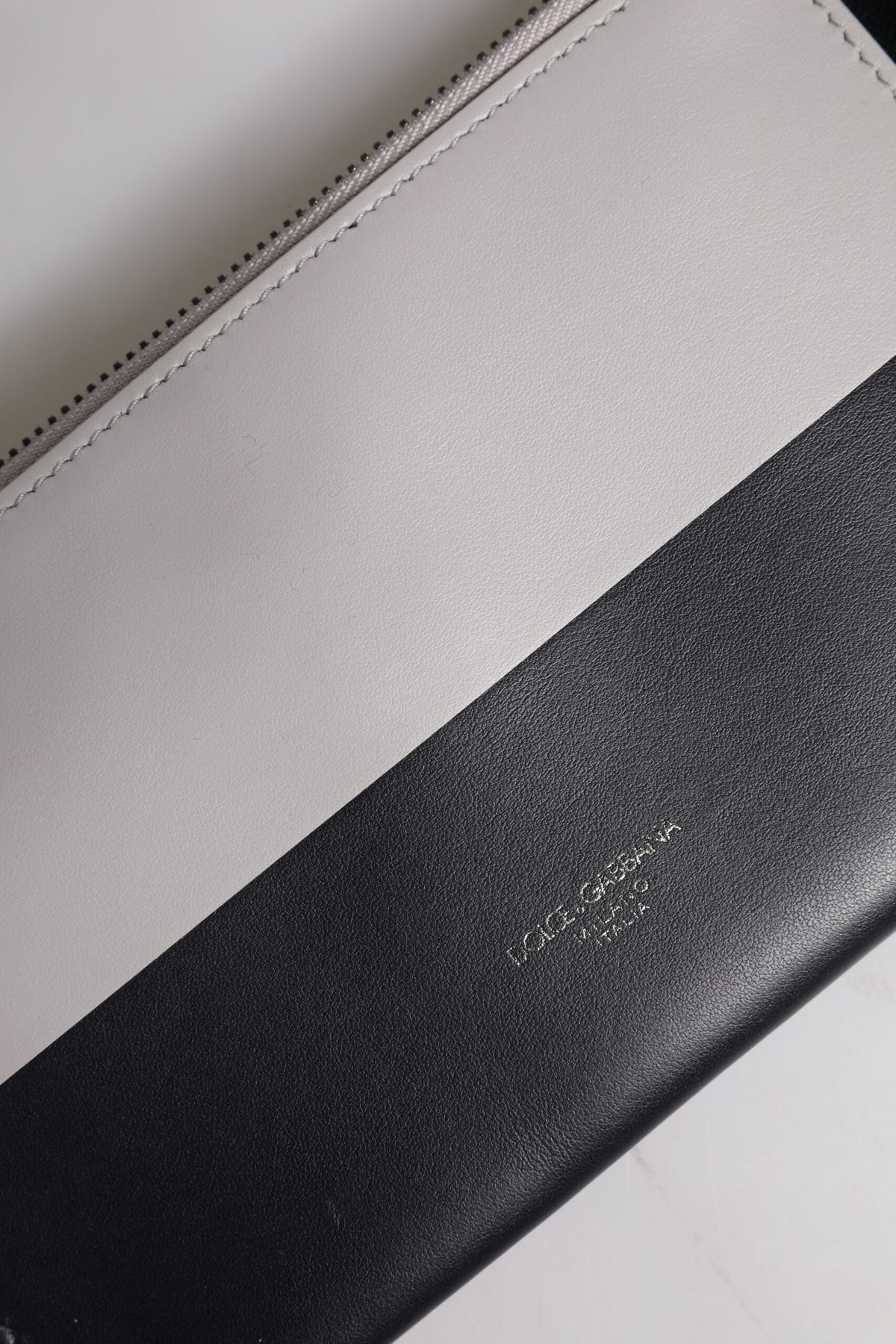 Dolce & Gabbana Schwarz-weißes Leder mit Logo-Prägung Crossbody Bag