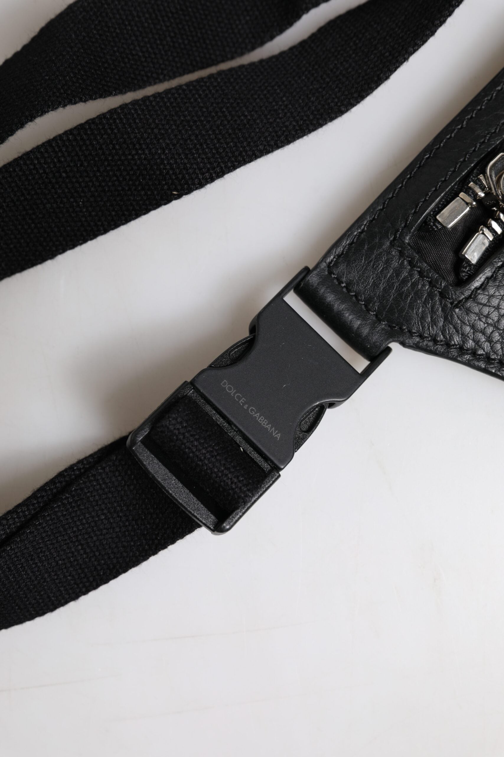 Dolce & Gabbana Schwarzes Kalbsleder Logo Plaque Gürtel Taille Männer Fanny Pack Tasche
