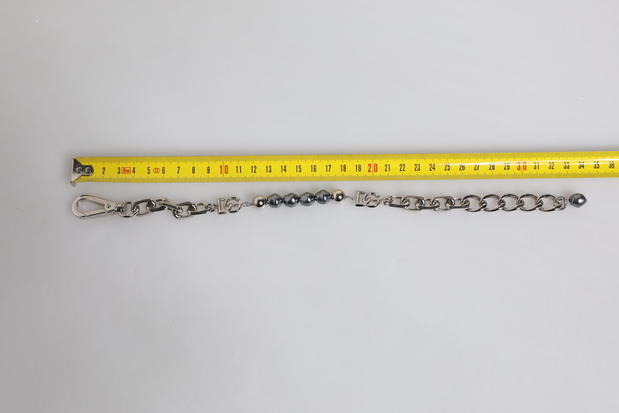 Dolce & Gabbana Armband mit silberfarbener Kette, Karabinerverschluss, Logo und grauen Perlen