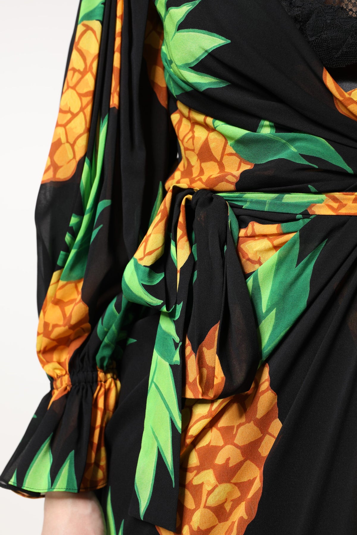Dolce & Gabbana Schwarzes Seiden-Wickelkleid mit drapiertem Ananas-Print