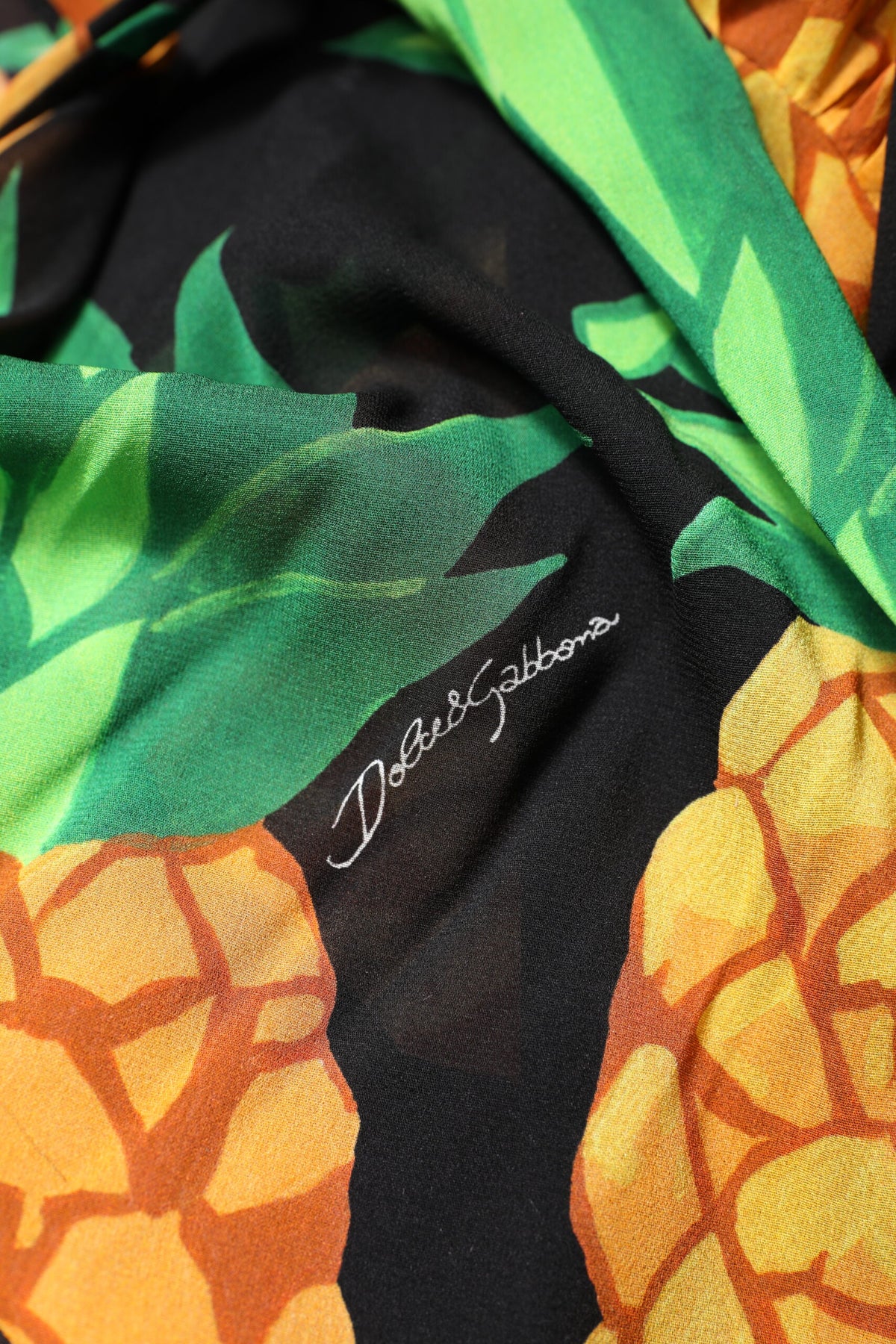 Dolce & Gabbana Schwarzes Seiden-Wickelkleid mit drapiertem Ananas-Print