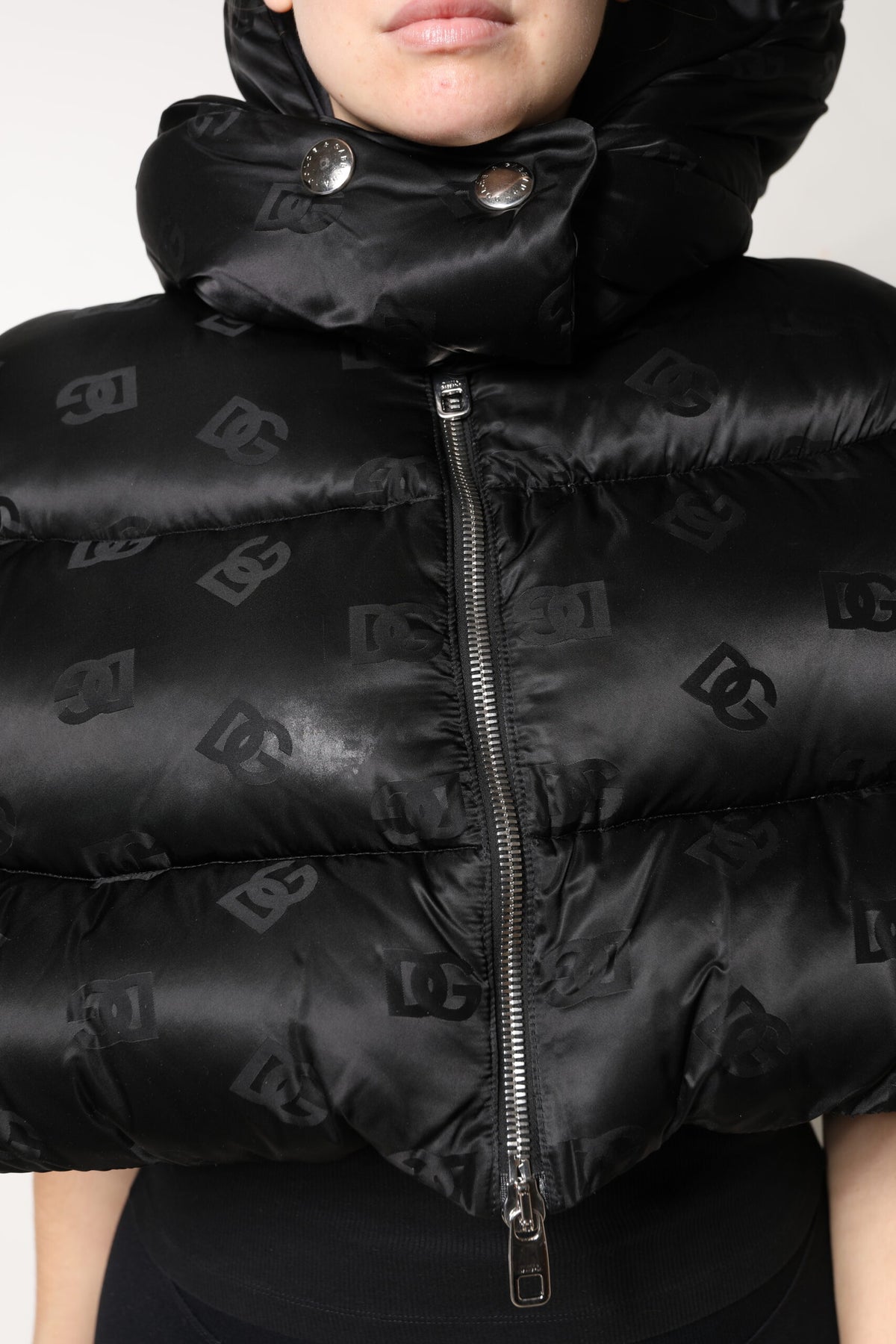 Dolce & Gabbana Schwarze gepolsterte Kapuzenjacke mit durchgehendem Reißverschluss und Cropped Jacket
