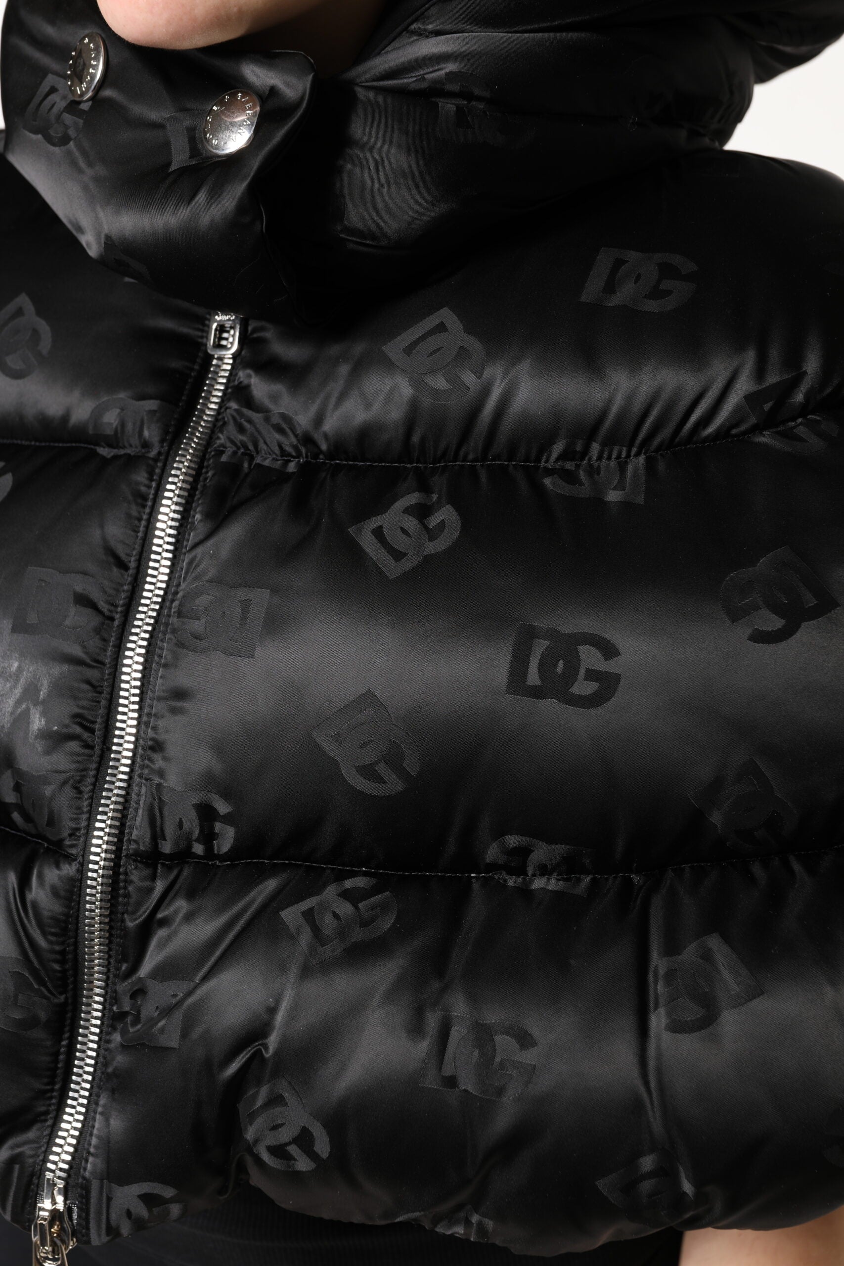 Dolce & Gabbana Schwarze gepolsterte Kapuzenjacke mit durchgehendem Reißverschluss und Cropped Jacket