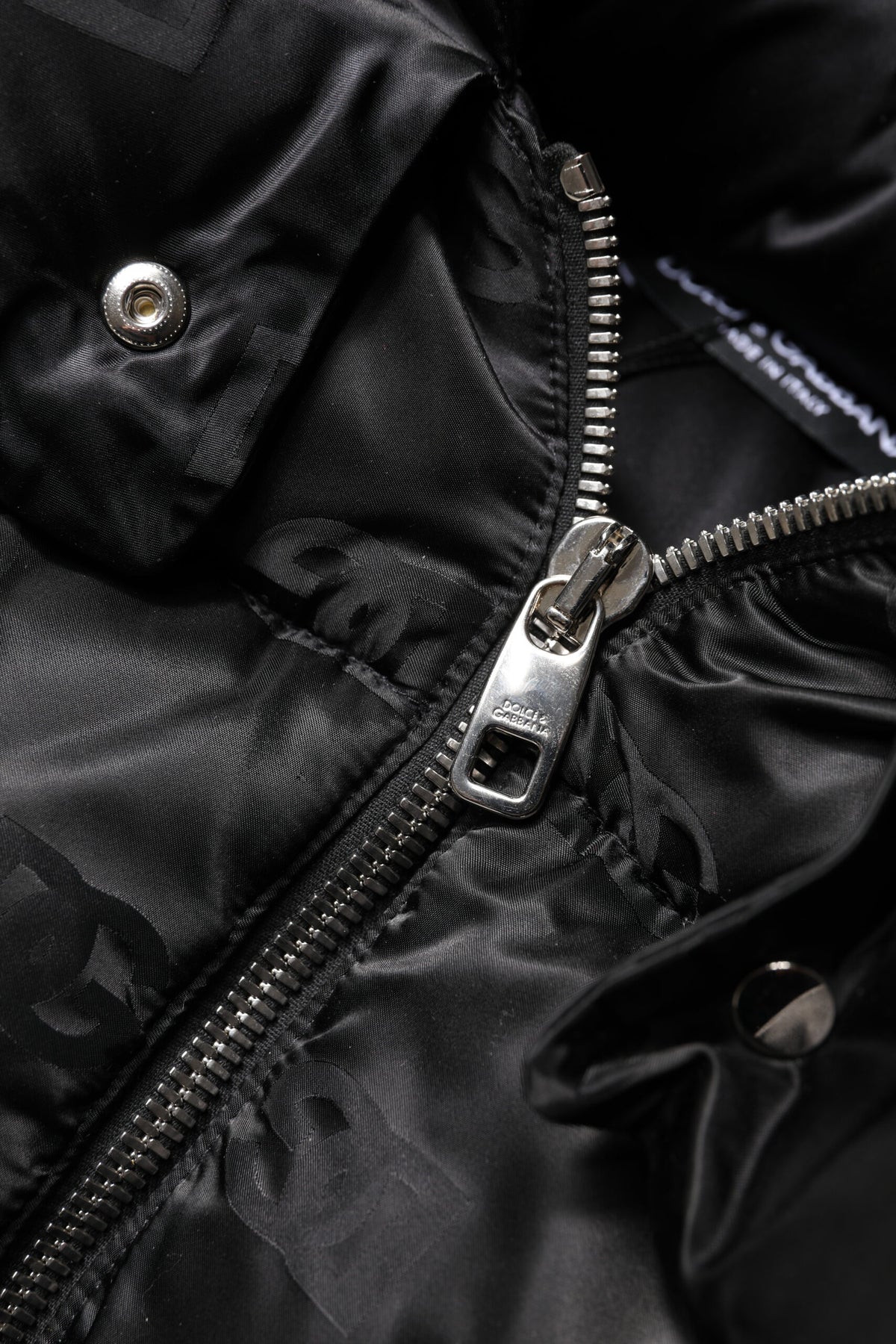 Dolce & Gabbana Schwarze gepolsterte Kapuzenjacke mit durchgehendem Reißverschluss und Cropped Jacket