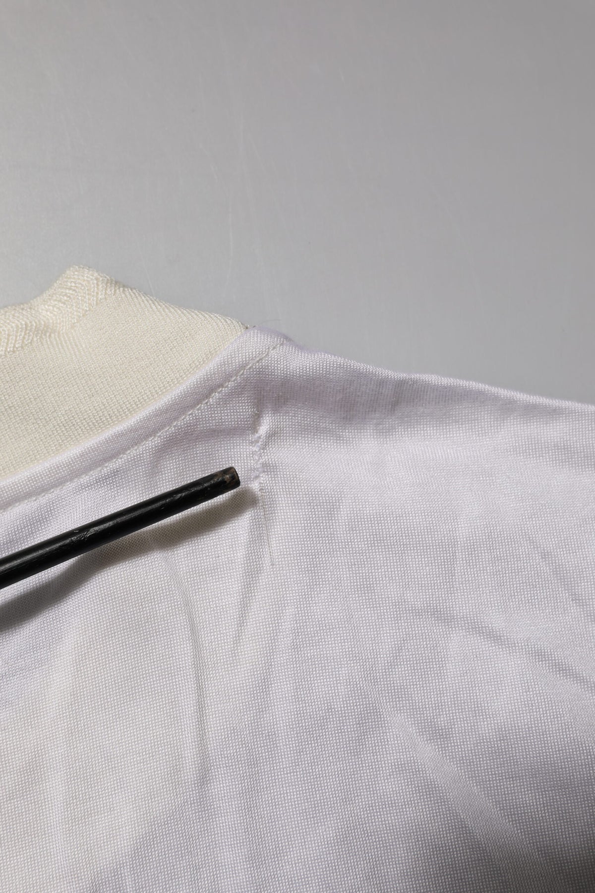 Dolce & Gabbana Weißes Seiden-T-Shirt mit Rundhalsausschnitt und langen Ärmeln