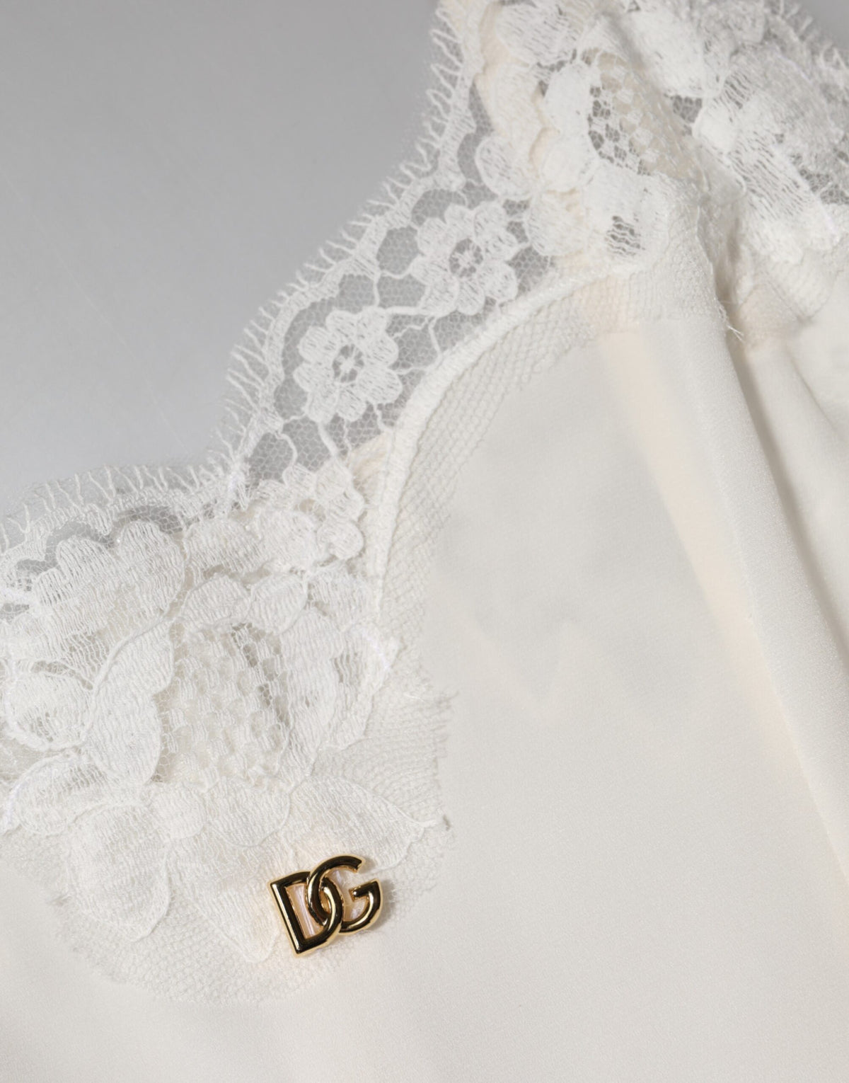 Dolce & Gabbana Weißes Spitzenkleid mit goldenem DG-Logo aus Seide Nachtwäsche