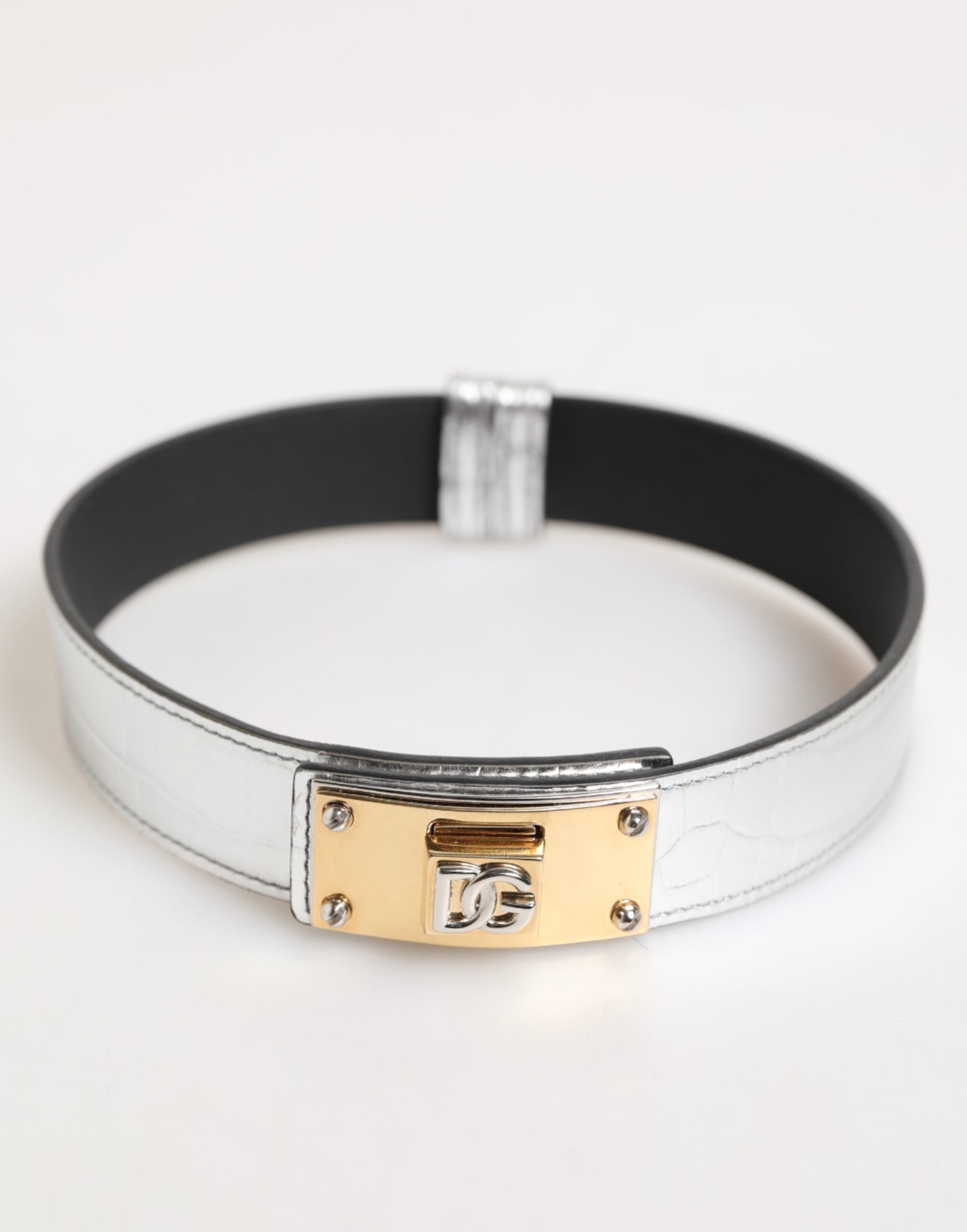 Dolce & Gabbana Silbernes strukturiertes Leder, goldfarbenes Metallhalsband