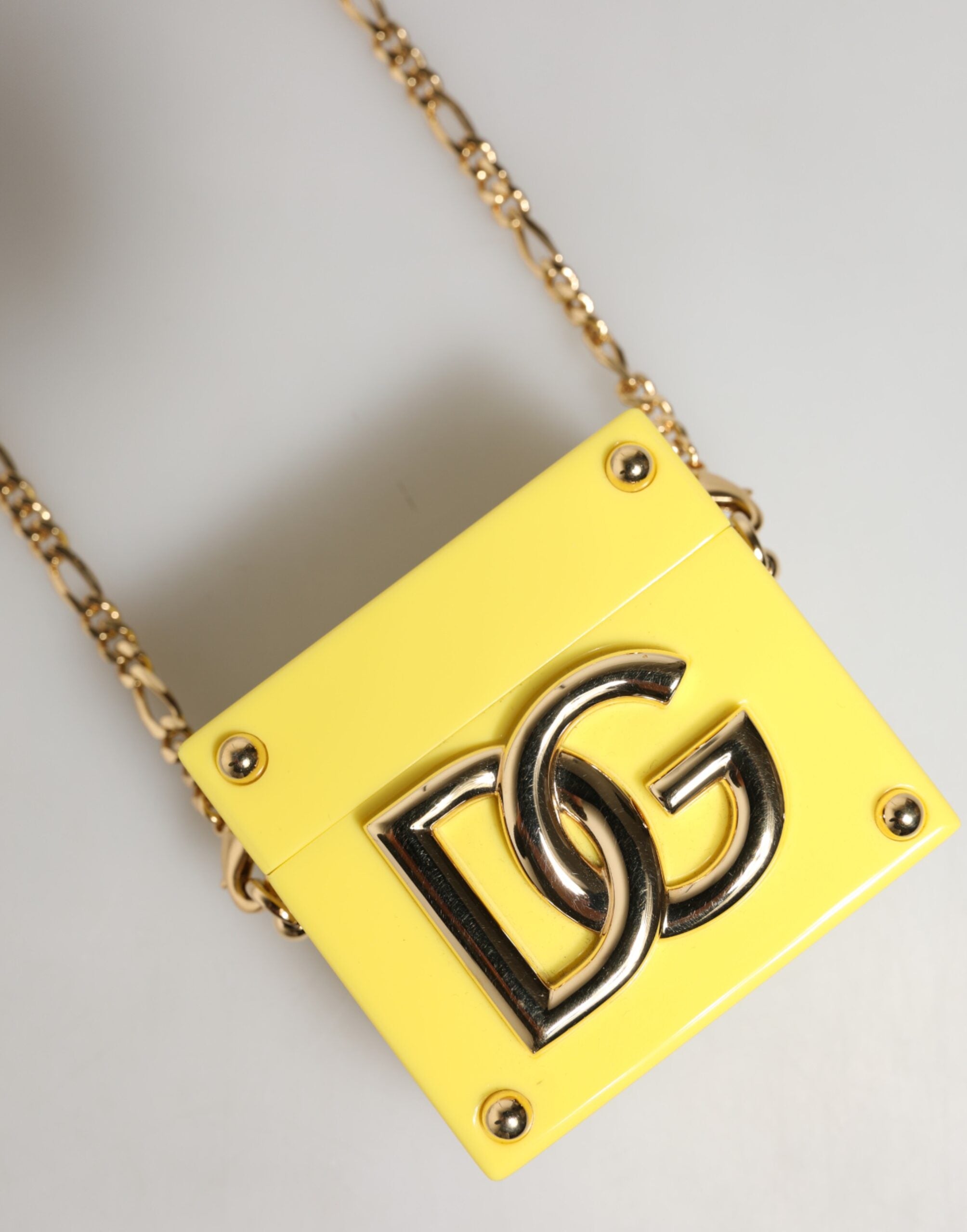 Dolce & Gabbana Gelbe AirPods-Hülle mit DG-Logo-Plakette und Goldkette