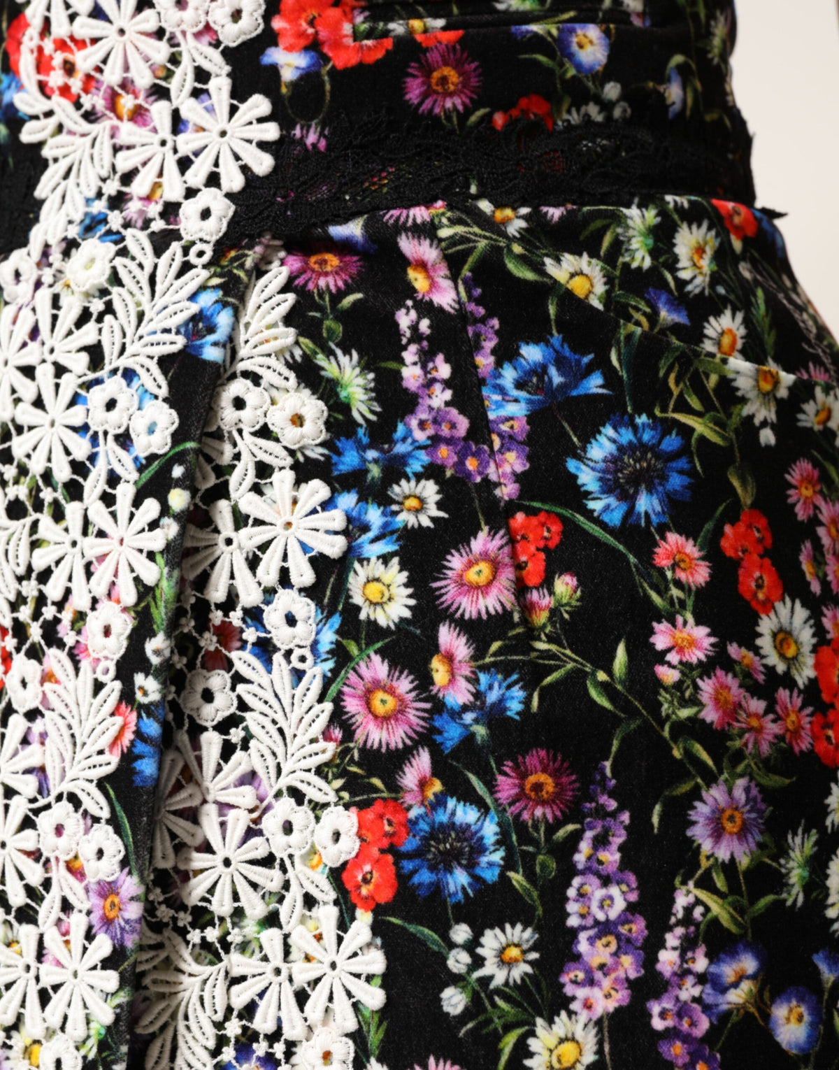 Dolce & Gabbana Schwarzer Minirock aus Baumwolle mit floraler Spitze