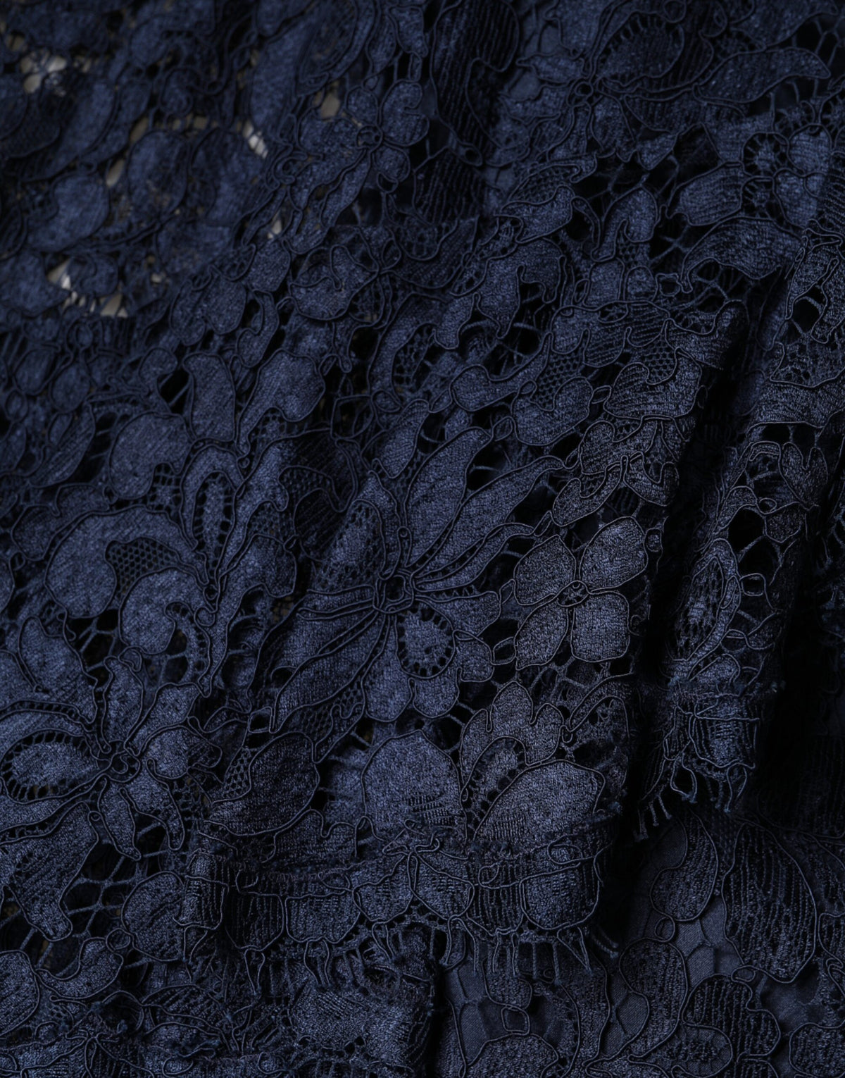 Dolce & Gabbana Blaues Spitzenkleid mit Rüschen in A-Linie, knielang