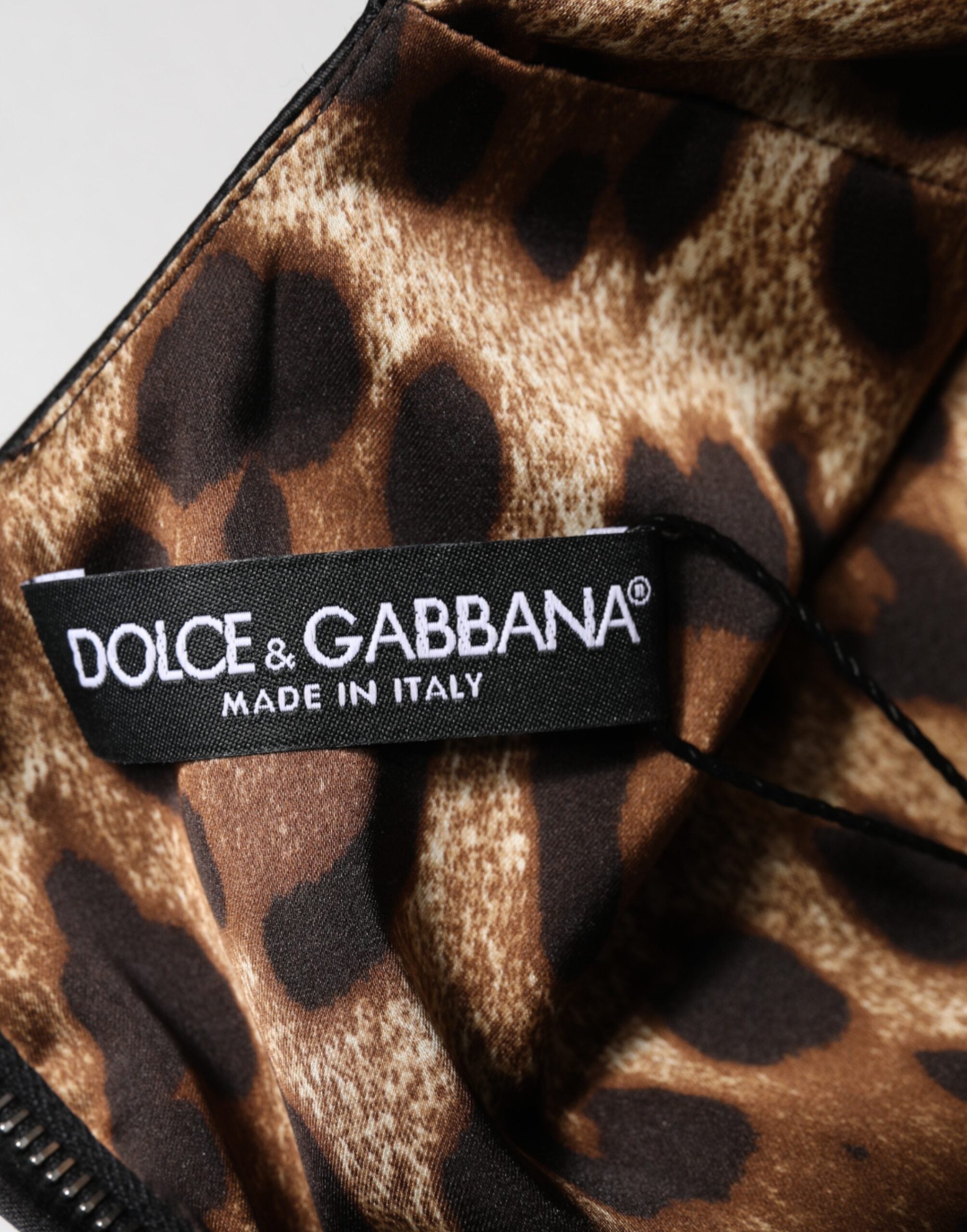 Dolce & Gabbana Schwarzes Etuikleid aus Satin mit kurzen Ärmeln, Midi-Länge